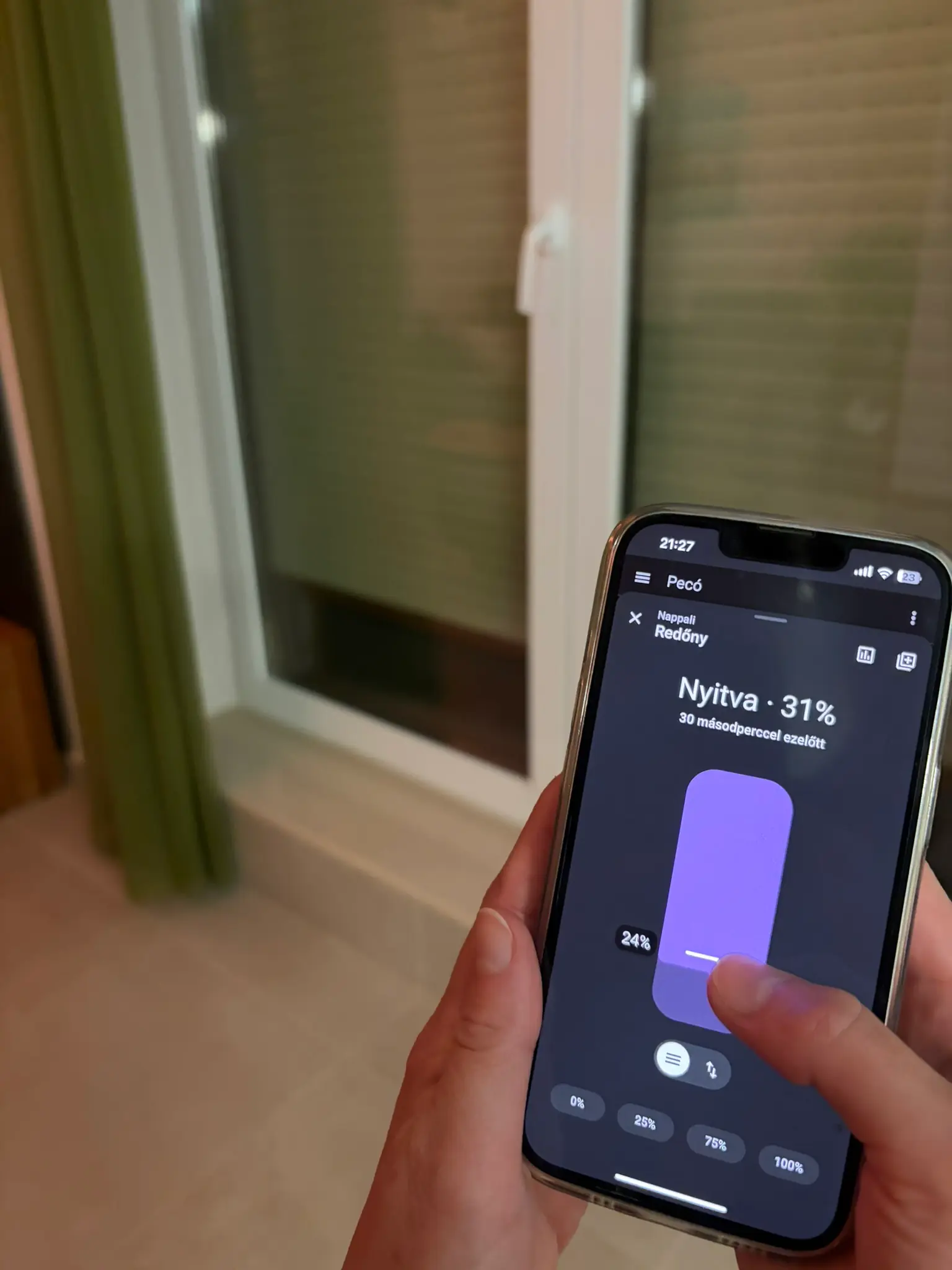 A KNX alapú redőnyvezérlés automatikusan igazodik a napszakhoz, időjáráshoz és a belső hőmérséklethez, így segít a túlmelegedés és a hőveszteség csökkentésében. Szenzorokkal kiegészítve önállóan reagál a környezeti változásokra, a Home Assistanttal pedig tovább finomítható és személyre szabható.